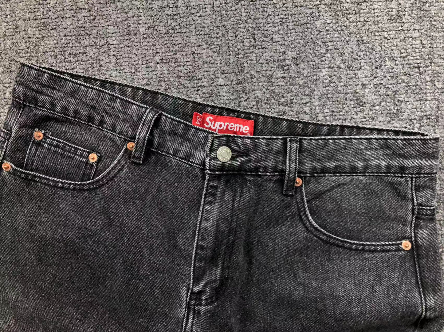 SUPREME JEANS