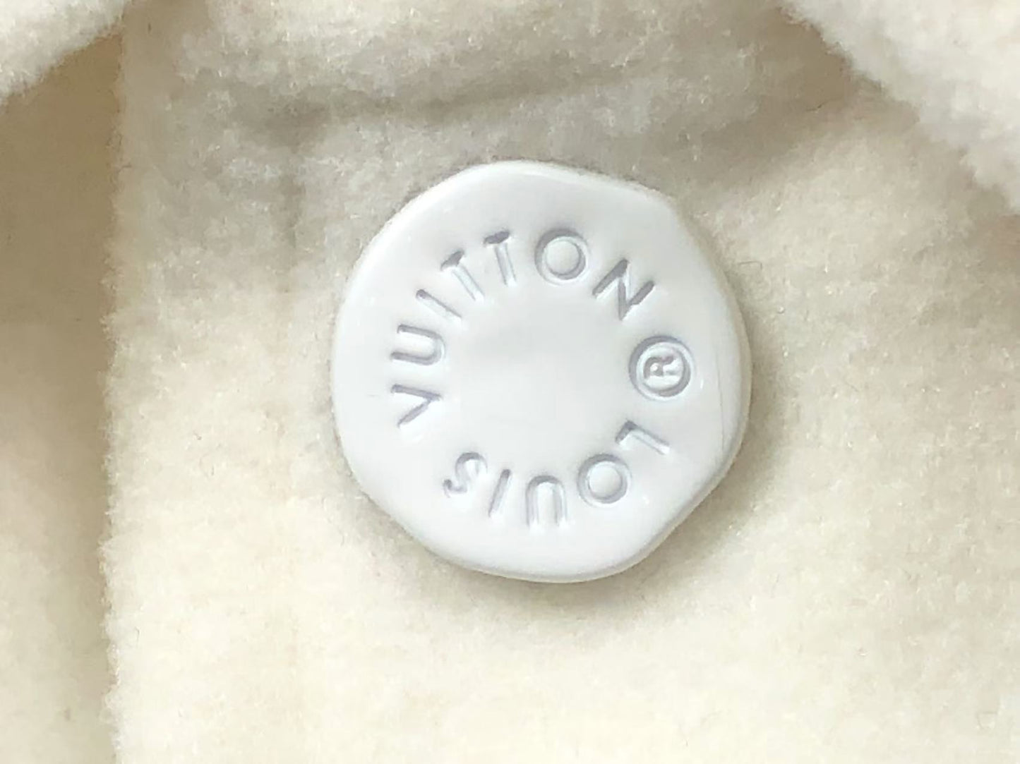 LV. VESTE